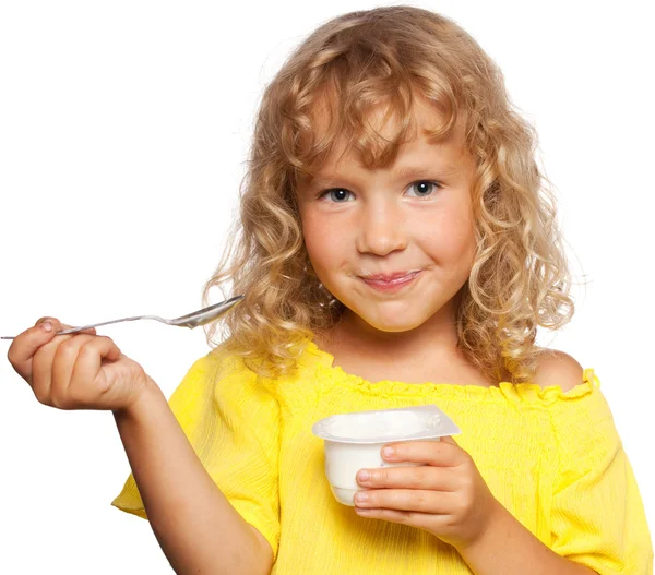 ヨーグルト食べてる女の子 — ストック写真