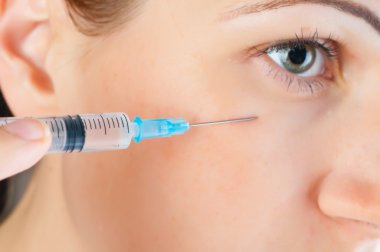 güzel kadının yüzüne Botox kozmetik enjeksiyon