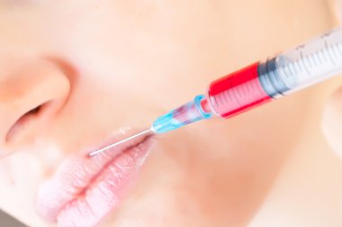 güzel kadının yüzüne Botox kozmetik enjeksiyon