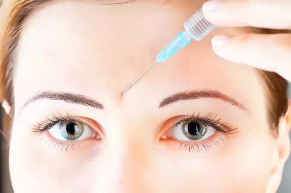 Cosmetic injection of botox to the face of beautiful woman — Stock Photo, Image
