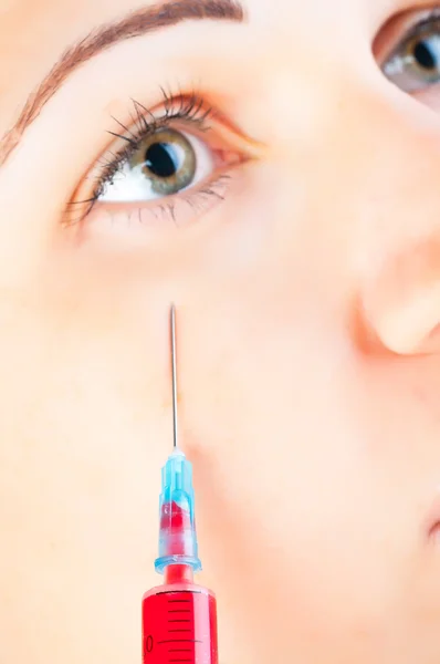 Kosmetische Injektion von Botox in das Gesicht der schönen Frau — Stockfoto