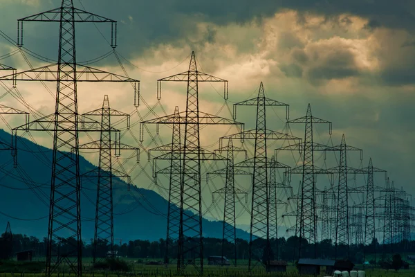 Electricity towers and cabels on cloud background — Stock Photo, Image