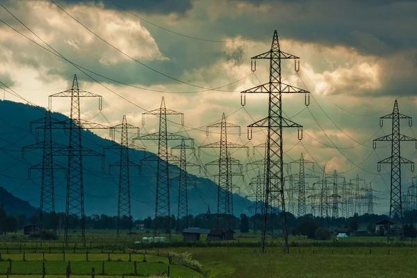 Tornyok villamos energia és a kábelek a felhő háttér — Stock Fotó