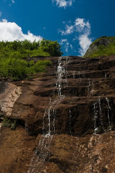 Водопад падает со склонов — стоковое фото