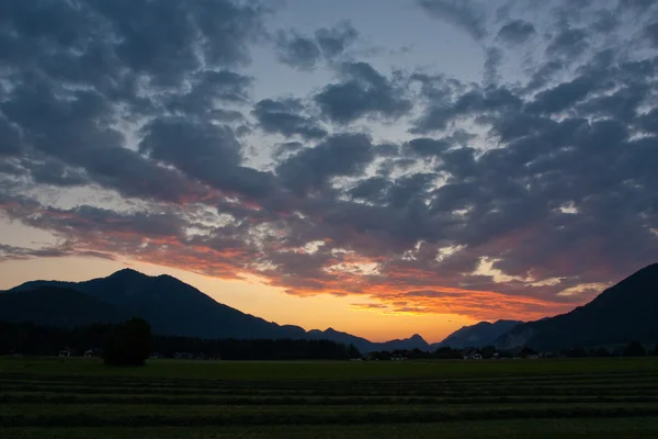 Solnedgången med moln över Alperna — Stockfoto