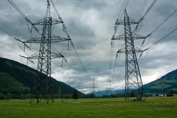 Elektriciteit torens en stroomdraden op wolk achtergrond — Stockfoto