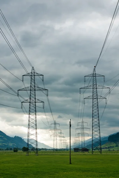 Elektriciteit torens en stroomdraden op wolk achtergrond — Stockfoto