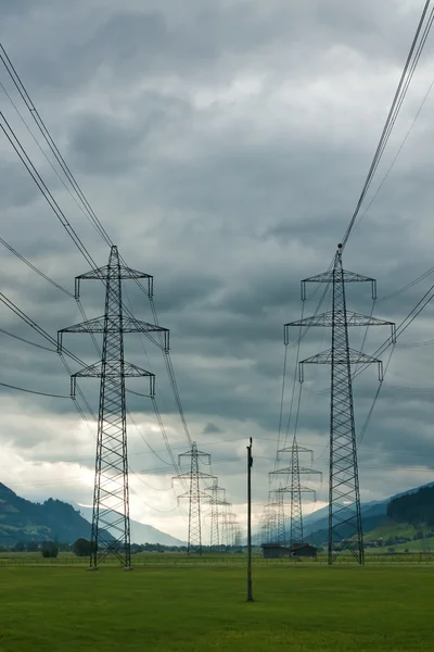 전기 타워와 구름 배경에 케이블 — 스톡 사진