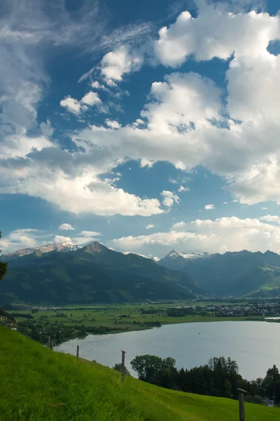Lago di Zeller con Alpi e nuvole — Foto Stock