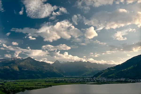 Jezero Zeller s Alpami a mraky — Stock fotografie