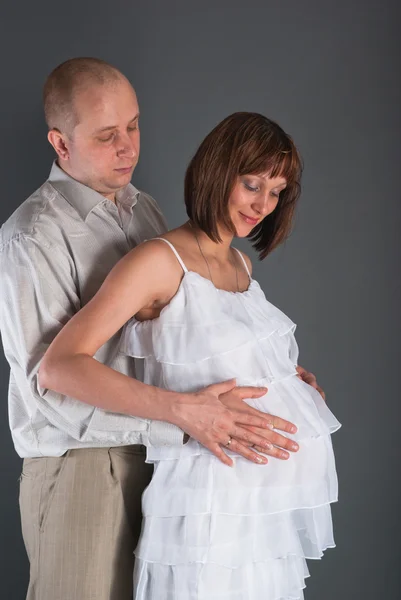 Ο σύζυγος που αγκαλιάζει η έγκυος σύζυγος — Φωτογραφία Αρχείου