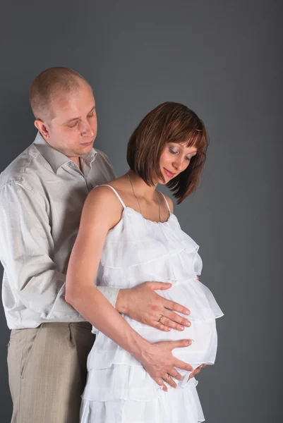 Муж и жена в ожидании ребенка — стоковое фото