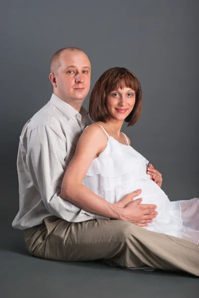 The husband embraces the pregnant wife — Stock Photo, Image