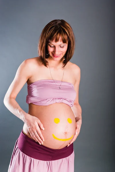 灰色背景的怀孕妇女的肖像 — 图库照片