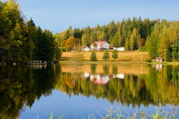 Jezero. na podzim. Finsko — Stock fotografie