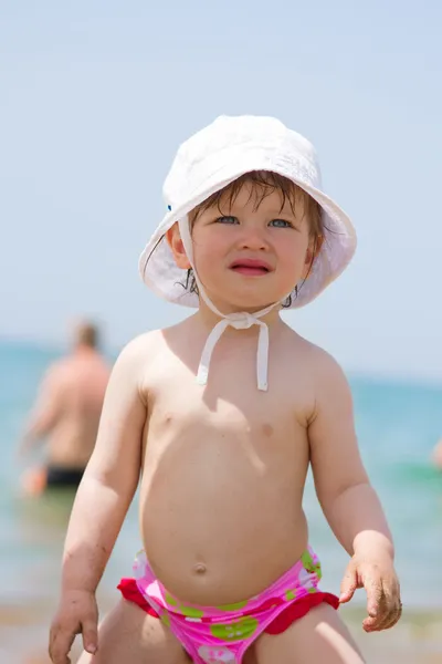 Little girl on the beach near sea — Stock Photo, Image
