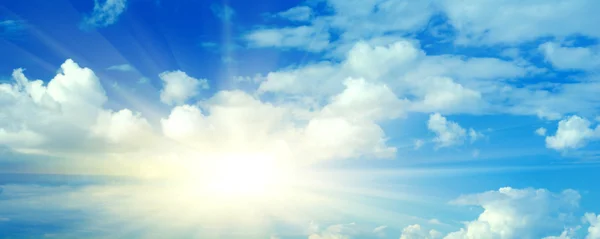 青い空太陽、雲 — ストック写真