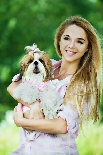 Young woman holds dog her arms — Stock fotografie