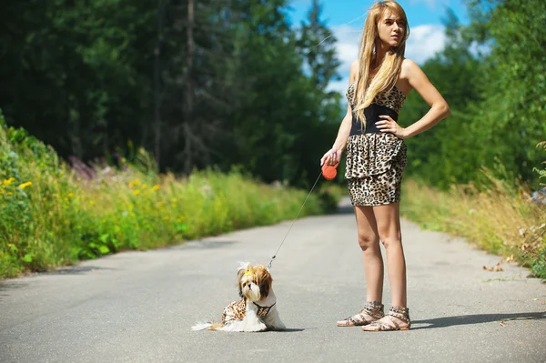 Vacker kvinna med hund koppel — Stockfoto