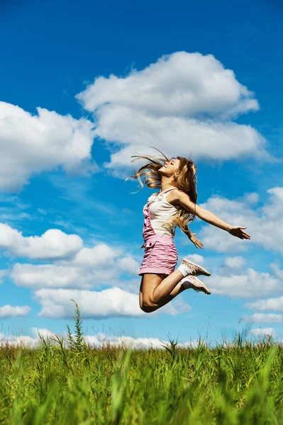 Young woman high jumps — Stock Photo, Image