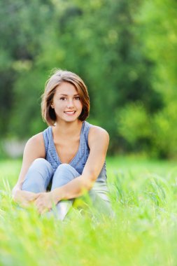 genç kadın oturma çimen