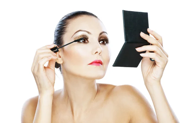 Beautiful woman paints eyelashes — Stock Photo, Image