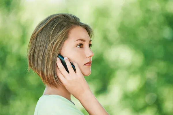 Giovane donna parlando telefono — Foto Stock