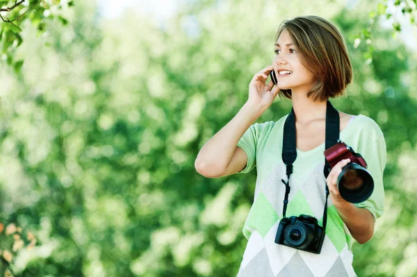 Ung kvinna prata telefon håller kameran — Stockfoto