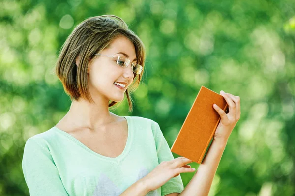 Νεαρή γυναίκα γυαλιά, διαβάστε το βιβλίο — Φωτογραφία Αρχείου