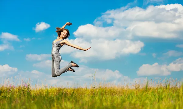 Jovem mulher salta — Fotografia de Stock