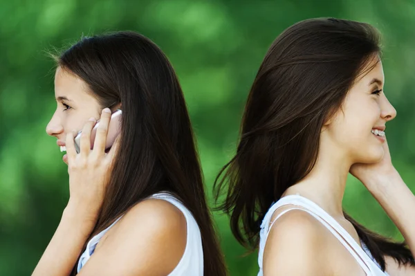 Duas mulheres perfil falar telefone — Fotografia de Stock