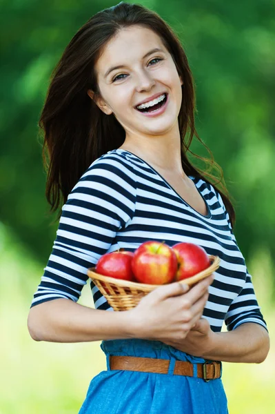 Χαρούμενα γυναίκα καλάθι μήλα — Φωτογραφία Αρχείου