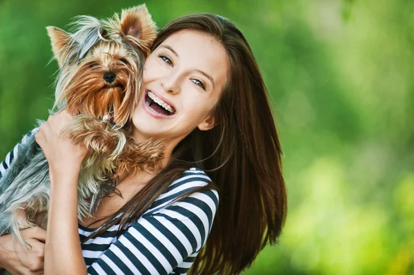Жінка красива молода тримає маленького собаку — стокове фото