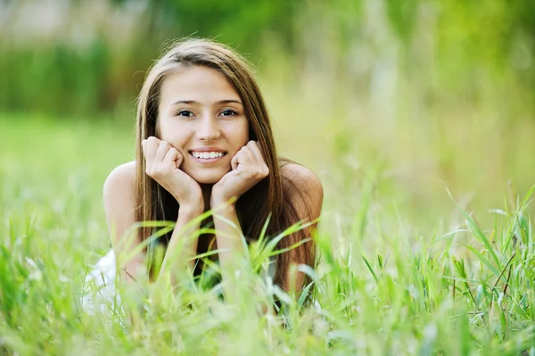 横になっている若い女性の草 — ストック写真