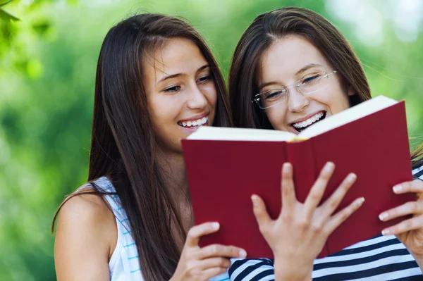 Zwei Frauen lesen rotes Buch — Stockfoto