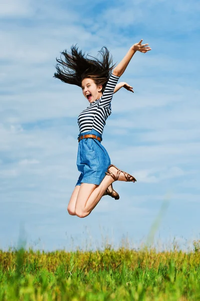 Bela mulher pulando alto — Fotografia de Stock