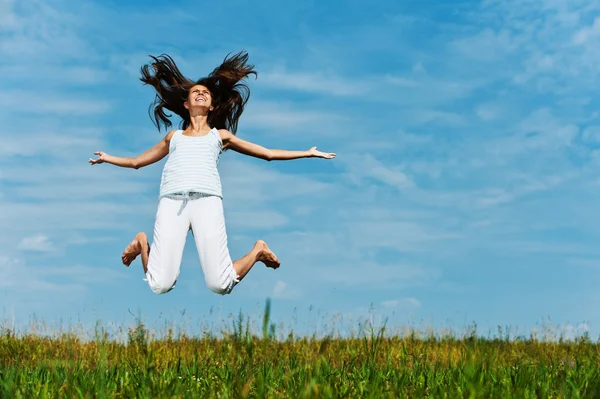 Ung kvinna hoppar — Stockfoto