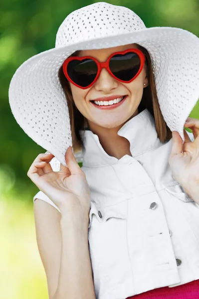 Bella donna cappello occhiali da sole — Foto Stock