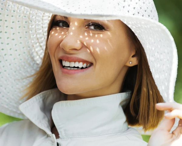 Sombrero blanco mujer — Foto de Stock