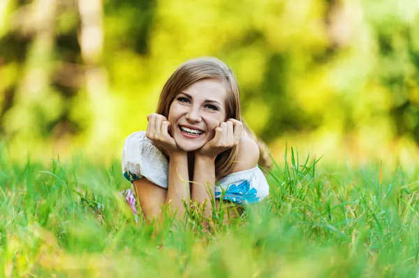 Krásná žena ležící tráva — Stock fotografie