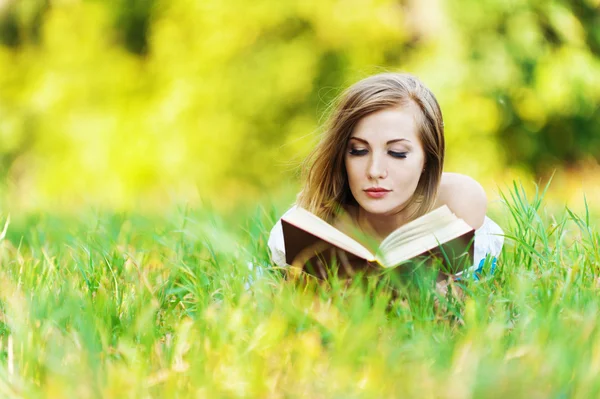 Mujer hierba libro de lectura — Foto de Stock