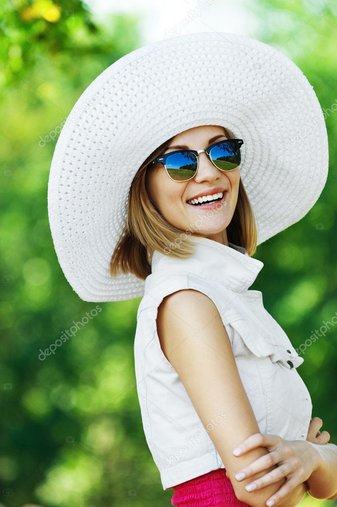 Woman white hat glasses