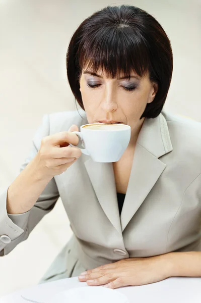 Frau trinkt Tasse — Stockfoto