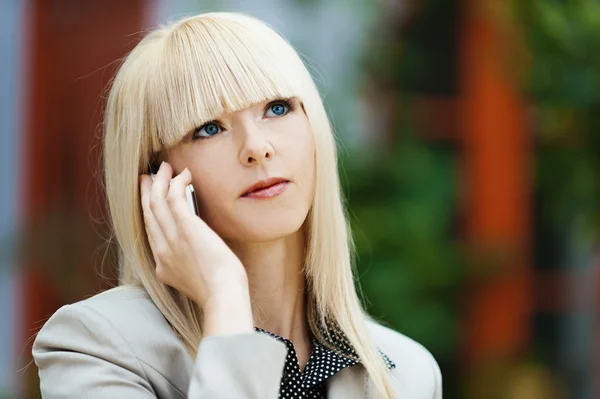 Grijs-eyed blonde zegt telefoon — Stockfoto