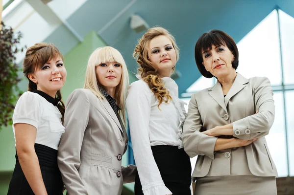 4 つの魅力的なビジネスの女性 — ストック写真