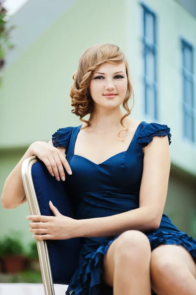 Young woman sitting chair — Stock Photo, Image