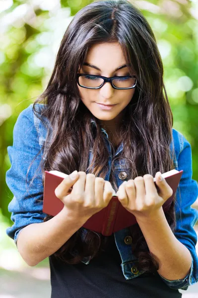 Žena mladá brýle čtení — Stock fotografie