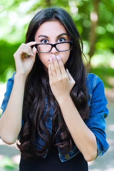 Ung flicka glasögon förvånad — Stockfoto