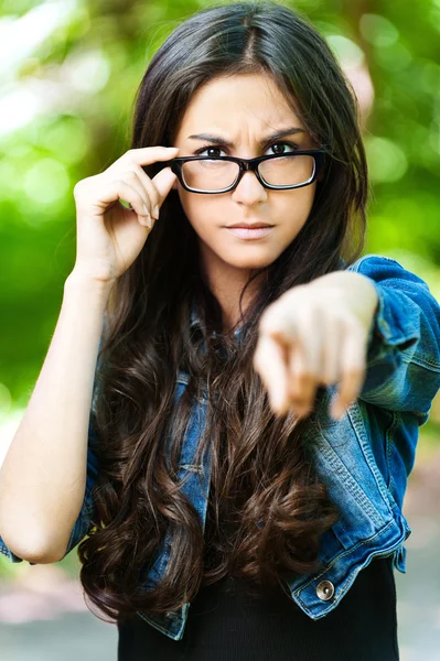 Ung kvinna glasögon frown — Stockfoto