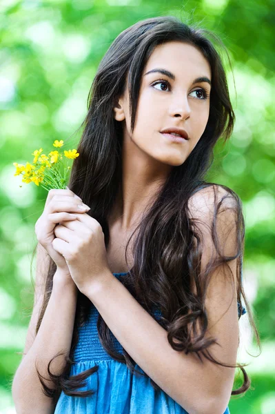 Retrato mujer flores amarillas — Foto de Stock